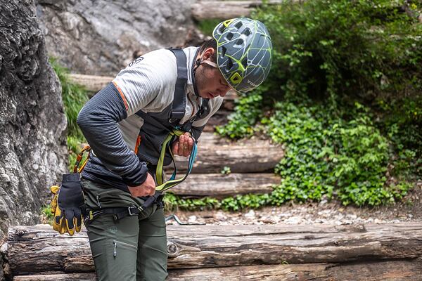A második csomó meghúzása előtt érdemes kissé előrehajolni, hogy a teljes csomót megfelelően meghúzzuk