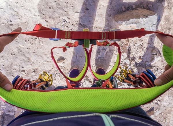 Állítsd be az ülést úgy, hogy a középső fűzőlyuk előre nézzen, és lépj bele úgy, mintha a nadrágodba tennéd