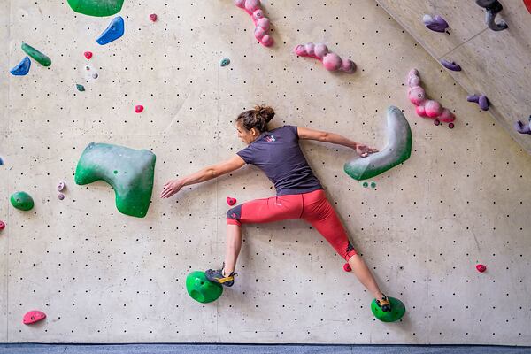 A boulder helyes megközelítéséhez mindkét kezednek a fogásokon, mindkét lábadnak pedig a lépcsőkön kell lennie