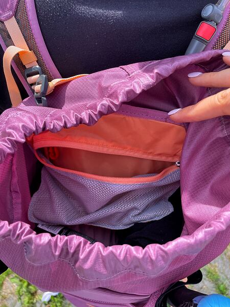 Osprey Tempest Velocity 20 Lady hátizsák - fő rekesz egy kisebb cipzáras zsebbel