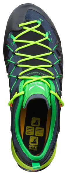 Részletes kép a gumiból készült „climbing zone” orrról és a cipőfűzőről