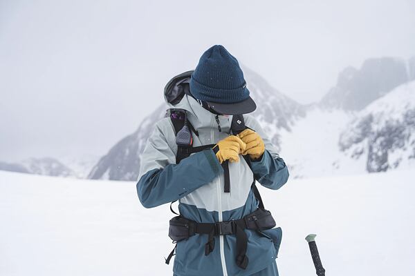 Ha téli tevékenység közben havazik vagy esik az eső, időben vedd fel a vízálló ruházatot