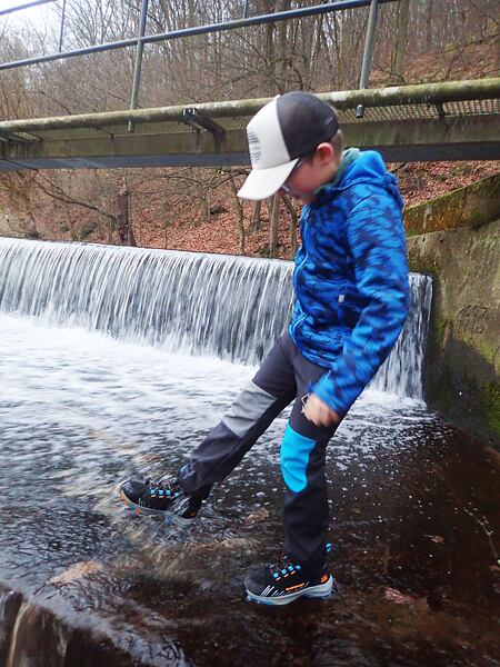 Garmont 9.81 KIDS Pulse TREK WP Kids cipő – a membránnak köszönhetően vízálló, így a lábak szárazak maradnak