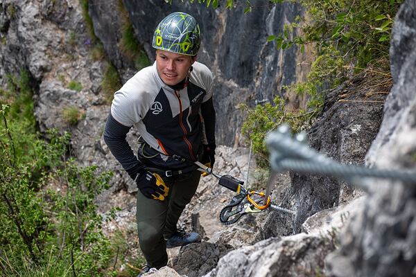 Leszállás karabinerrel a via ferrata fék lerövidítéséhez