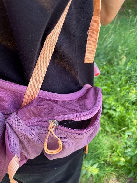 Osprey Tempest Velocity 20 Lady hátizsák - zárható zseb a csípőövön, csattal záródik