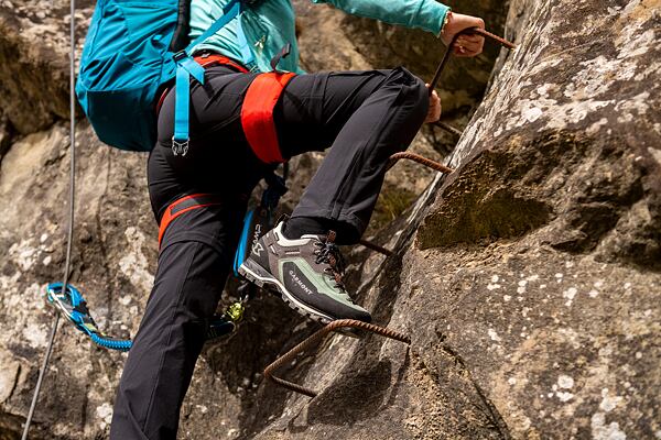 A ferratára ideális cipő a könnyű sziklás terepre való cipő, amely még nem hegymászócipő, de már nem is tornacipő