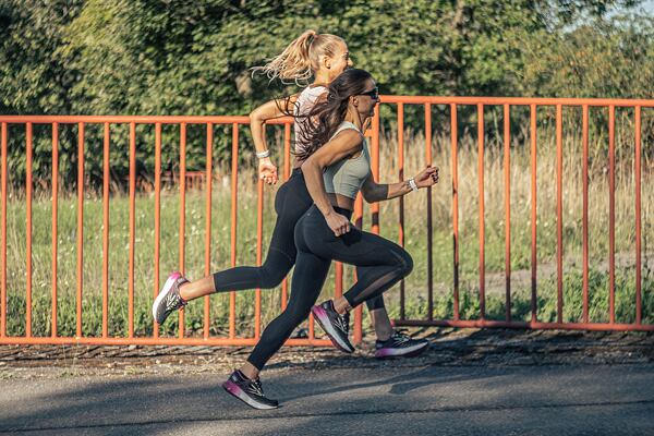 A futócipő talpa finom mintázatú, ami jó tapadást biztosít sík felületen