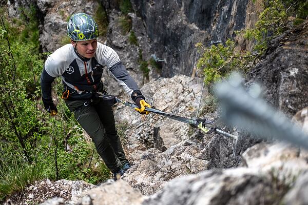 Leülés a ferrata fékkarba – számolj azzal, hogy akár 2+ méterre is eltávolodhatsz a kötéltől