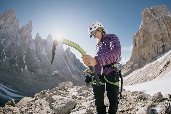 Technikai szabások, kétoldalas cipzárak és egyéb kiegészítők, amelyek speciális tevékenységekhez alkalmasak